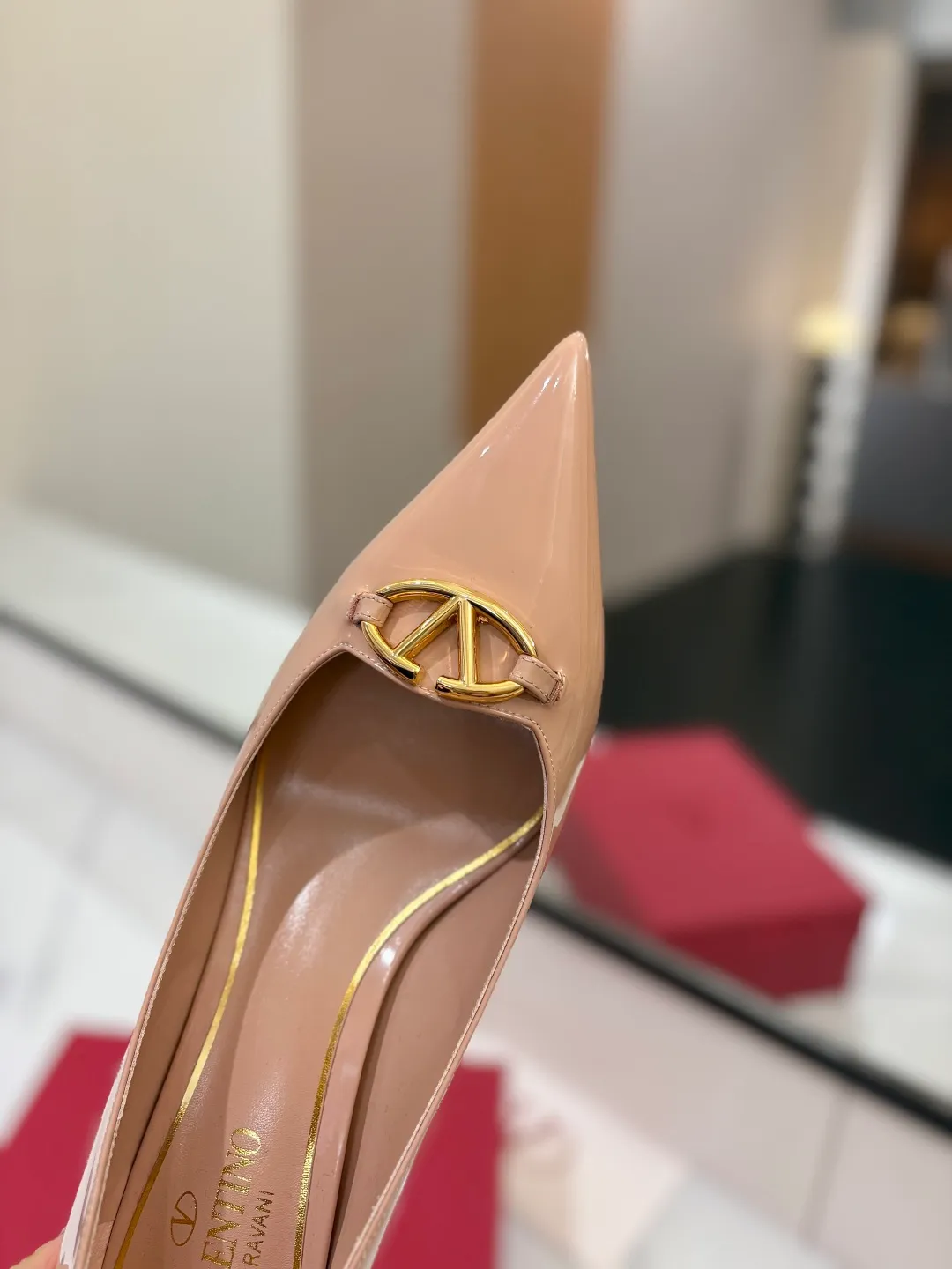 💕💕Factory direct selling price p520💕💕 VALENTINO’s hottest new high-heeled shoes, latest logo buckle, perfect combination with sexy pointed toe❤️‍🔥❤️‍🔥❤️‍🔥❤️‍🔥It is simply the pinnacle of summer fashion💖💖💖💖original replica Upper: patent leather, subleather Outsole: Italian leather outsole Heel height: 6.5cm Size: 35-39 (40 41 42 customized, non-refundable and non-exchangeable)